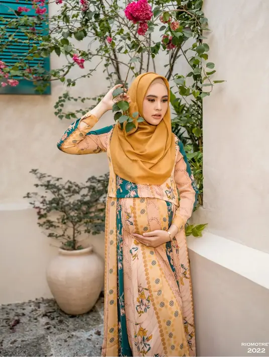 <p>Kartika Putri dalam sesi foto individualnya dengan warna kostum yang kebih cerah. (Foto: Instagram/ riomotret)</p>