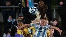 Pemain Argentina, Florencia Bonsegundo berebut bola dengan sejumlah pemain Australia pada laga Grup G Piala Dunia Wanita 2023 di Waikato Stadium, Hamilton, Selandia Baru, 2 Augustus 2023. (AFP/Saeed Khan)