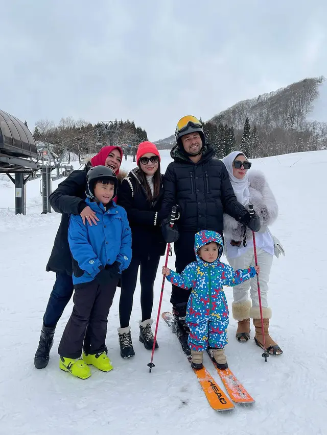 7 Potret Raffi Ahmad dan Keluarga Liburan di Hakuba, Seru Main Ice Skating