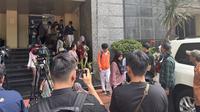 Suasana di Polda Metro Jaya, di mana orang tua maupun pihak keluarga ingin menjemput anak yang ditangkap pihak kepolisian akibat diduga terlibat kericuhan saat demo di DPR. (Foto: Liputan6.com/Ady Anugrahadi).