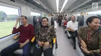Presiden Jokowi saat menaiki kereta bandara menuju Stasiun Sudirman Baru, Selasa (2/1). Sebelumnya, Jokowi yang mengenakan kaus lengan panjang warna merah dan sepatu olahraga tiba di Stasiun Bandara Soekarno-Hatta pukul 09.00 WIB. (Liputan6.com/Kurniawan)