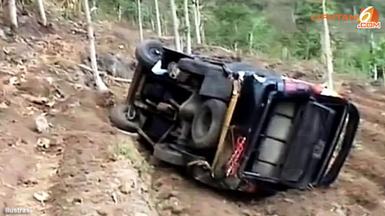 terjun-jurang-tabrak-130810b.jpg