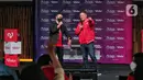 Mantan penyerang Liverpool dan Manchester United (MU) Michael Owen (kanan) saat meet and greet di Gedung SCTV Tower, Jakarta, Minggu (21/8/2022). Dalam acara #owenkevidio meet and greet with Michael Owen menceritakan pengalaman terbaiknya dalam dunia sepak bola kepada para penggemar serta berfoto bersama. (Liputan6.com/Angga Yuniar)