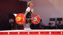 Lifter Indonesia, Eko Yuli Irawan saat berkompetisi pada kelas 61 kg putra cabor angkat besi SEA Games 2023 di Taekwondo Hall Olympic Complex, Phnom Penh, Kamboja, Sabtu (13/05/2023). Total 5 emas, 2 perak dan 4 perunggu direbut Eko Yuli Irawan dkk membuat tim angkat besi Indonesia menjadi juara umum di SEA Games 2023.(Bola.com/Abdul Aziz)