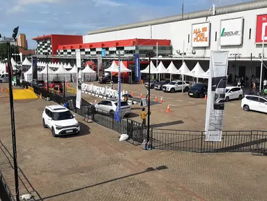 Fasilitas test drive di IIMS 2023 terlihat lebih besar dibandingkan sebelumnya. Trek untuk mencoba kendaraan ini dilengkapi dengan rintangan-rintangan untuk mengetahui performa mobil yang hendak dibeli. Pengunjung harus melakukan registrasi online melalui laman website indonesianmotorshow.com dengan syarat dan ketentuan berlaku.