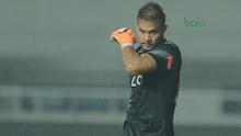 Kiper Timnas Indonesia U-23, Andritany saat melawan Bahrain pada laga PSSI Anniversary Cu 2018 di Stadion Pakansari, Bogor, (26/4/2018). Bahrain menang 1-0. (Bola.com/Nick Hanoatubun)