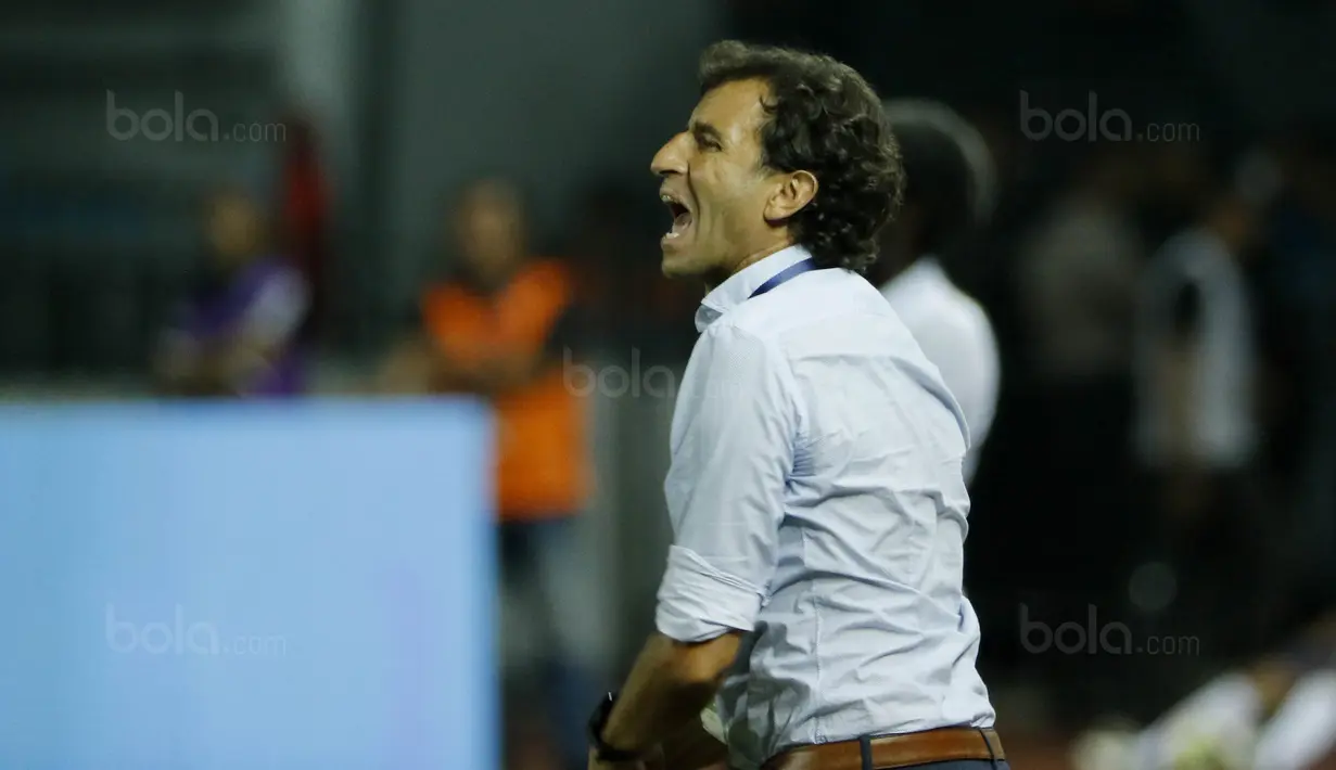 Pelatih Indonesia, Luis Milla, memberikan arahan kepada anak asuhnya saat pertandingan melawan Guyana di Stadion Patriot, Bekasi, Sabtu (25/11/2017). Indonesia menang 2-1 atas Guyana. (Bola.com/M Iqbal Ichsan)