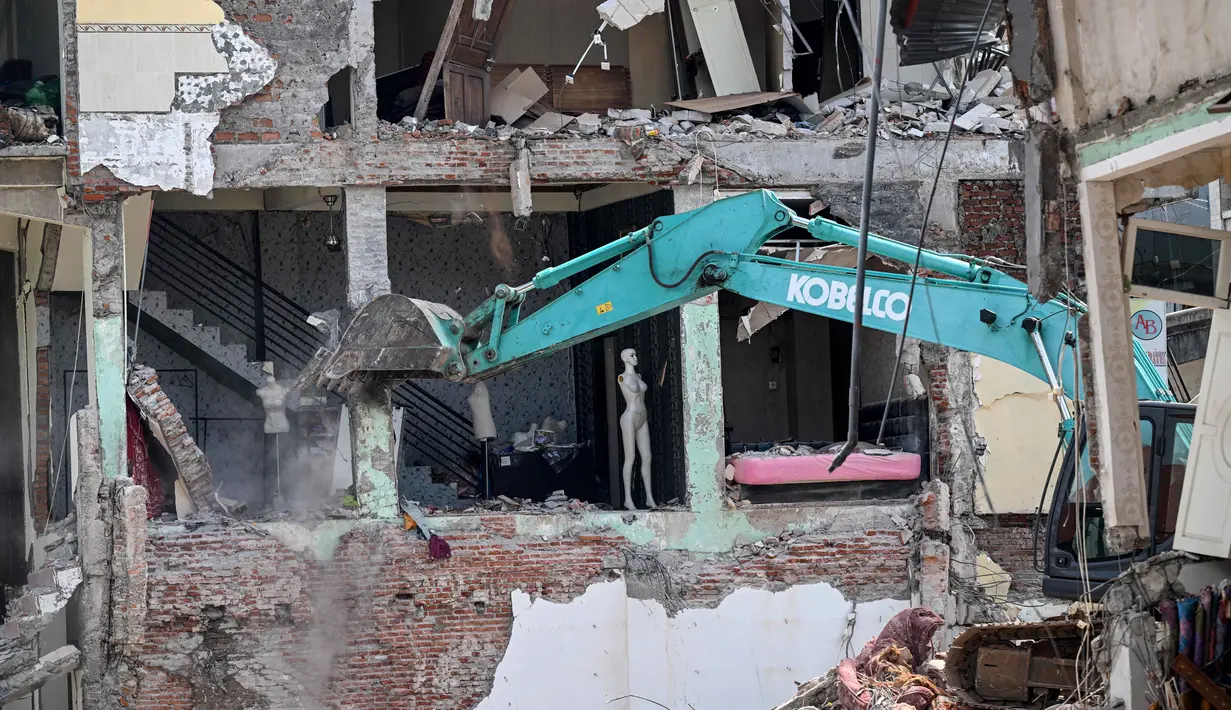 Hingga Jumat (12/9/2025), petugas gabungan di lapangan masih melakukan pendataan jumlah rinci bangunan rumah, jalan, jembatan maupun fasilitas publik yang rusak. Data sementara yang didapatkan sedikitnya ada 474 unit kios atau ruko yang terdampak. (SONNY TUMBELAKA/AFP)