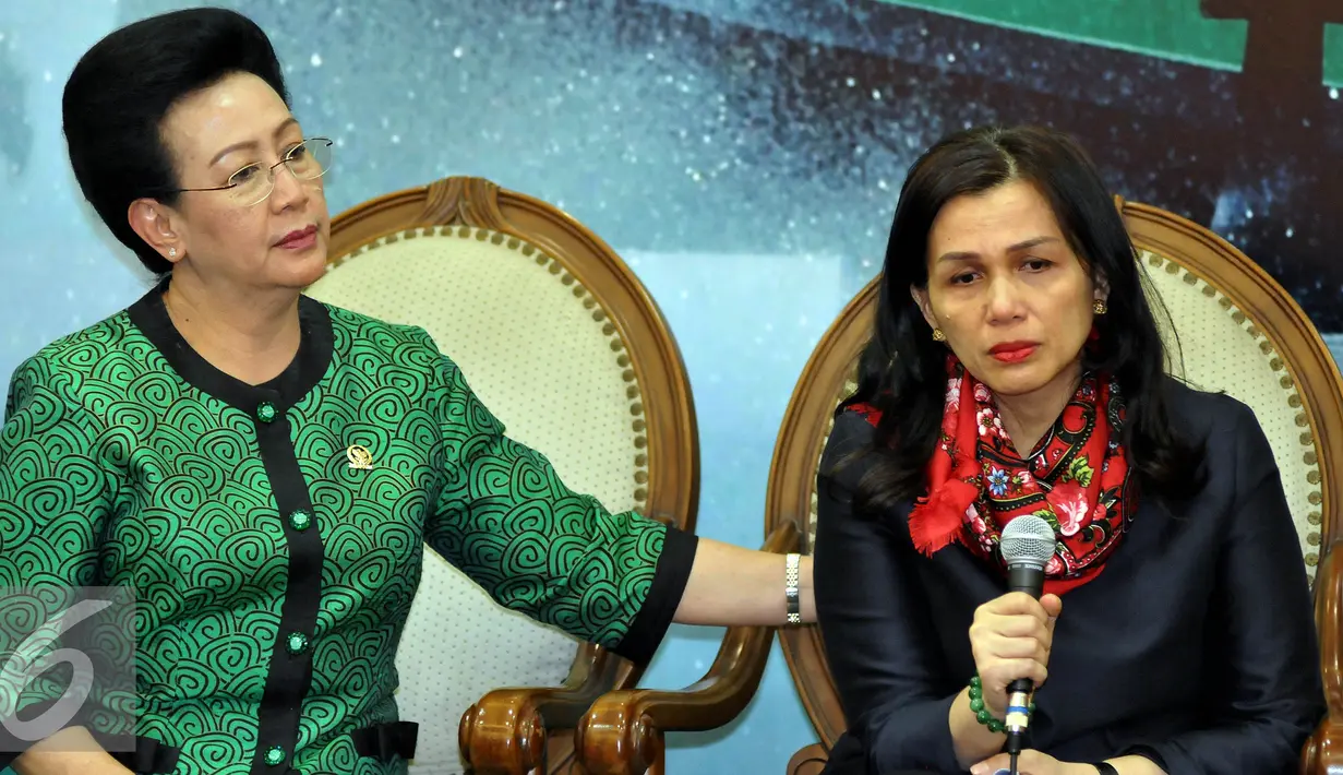 Istri Ketua DPD Irman Gusman, Liestyana Rizal Gusman (kanan) menceritakan kronologis kejanggalan penangkapan suaminya yang ditangkap KPK di rumahnya beberapa waktu lalu, Jakarta, Selasa (20/9). (Liputan6.com/Johan Tallo)