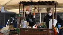 Sejumlah pria mengenakan masker saat berbelanja di sebuah pasar di Roma, Italia, 6 April 2020. Menurut Departemen Perlindungan Sipil Italia pada 6 April 2020, jumlah kasus virus corona COVID-19 di negara tersebut menjadi 132.547 dengan angka kematian mencapai 16.523. (Xinhua/Augusto Casasoli)