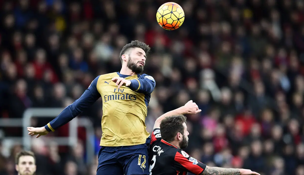  Pemain Arsenal, Olivier Giroud (kiri) berduel menyundul bola dengan pemain Bournemouth, Steve Cook pada lanjutan liga Premier Inggris di Stadion Vitality, Minggu (7/2/2016). (Reuters/Dylan Martinez)