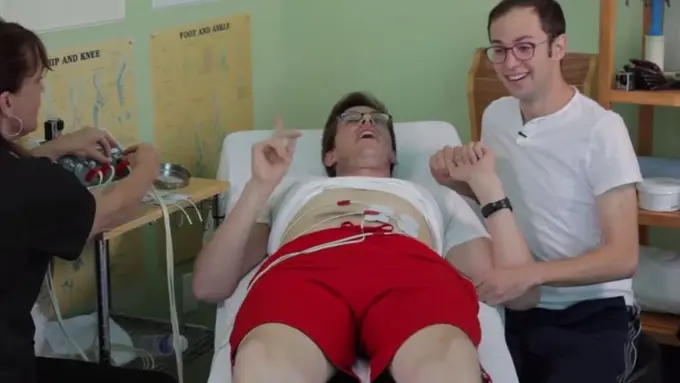 Memperingati Hari Ibu, Cowok-cowok Ini Coba Simulasi Melahirkan