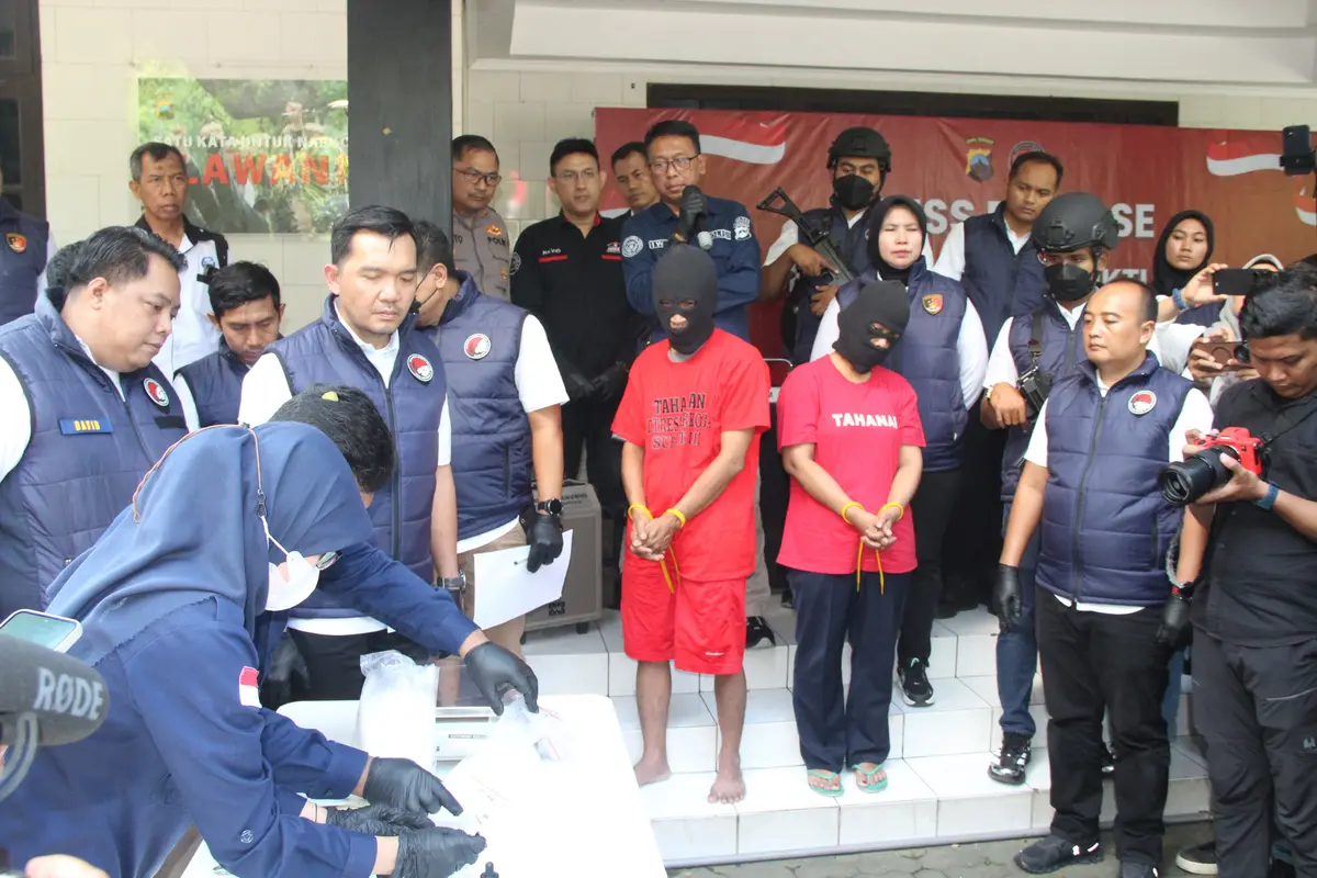 Empat tersangka yang ditangkap polisi beserta sabu sabu
