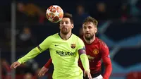 Aksi Lionel Messi dikawal Luke Shaw pada leg 1, babak perempat final Liga Champions yang berlangsung di Stadion Old Trafford, Manchester. Kamis (11/4). Barcelona menang 1-0 atas Man United. (AFP/Oli Scarff)