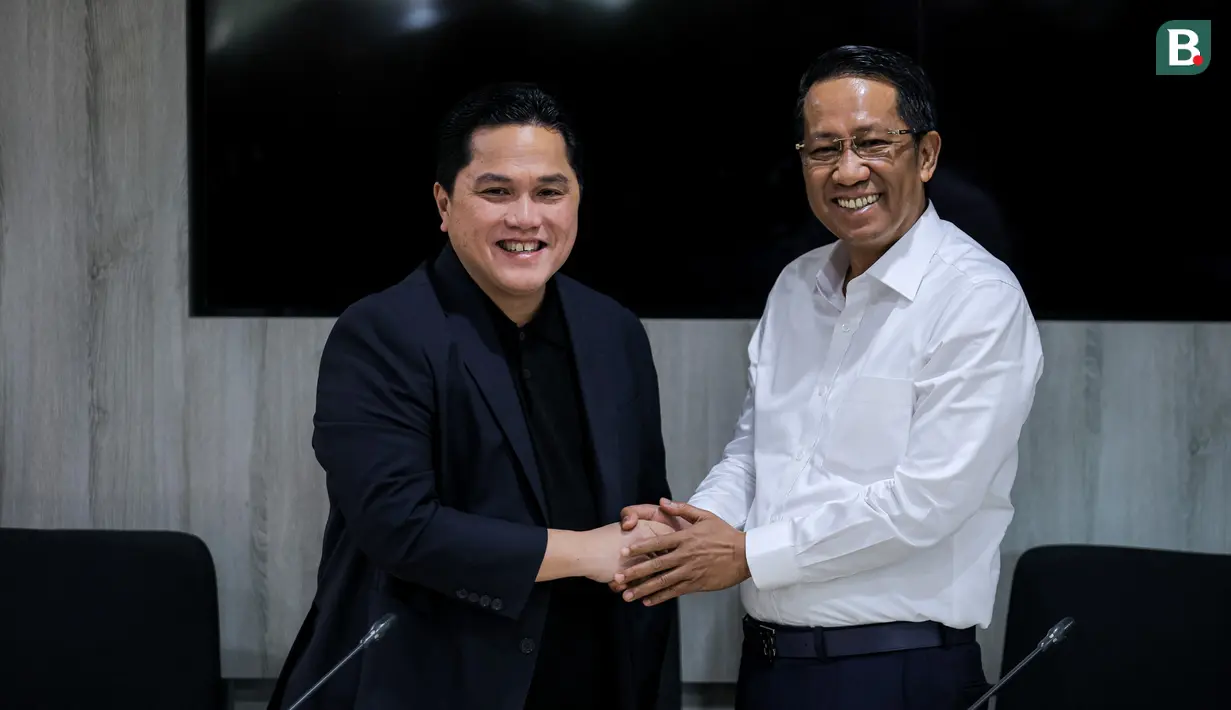 Ketua Umum PSSI, Erick Thohir berjabat tangan dengan Menkumham, Supratman Andi Agtas setelah pertemuan mereka mengenai program naturalisasi pada acara yang berlangsung di kantor Kementerian Hukum dan HAM RI, Rasuna Said, Kuningan, Jakarta, Kamis (19/09/2024). (Bola.com/Bagaskara Lazuardi)