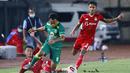 Striker Persebaya Surabaya, Samsul Arif (depan) terjatuh usai ditekel pemain Persik Kediri dalam laga Grup C Piala Menpora 2021 di Stadion Si Jalak Harupat, Bandung, Selasa (23/3/2021). (Bola.com/M Iqbal Ichsan)