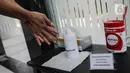 Cairan antiseptic disediakan bagi tamu dan ASN yang akan memasuki Kompleks Istana Kepresidenan, Jakarta, Selasa (3/3/2020). Istana Kepresidenan memperketat pemeriksaan terhadap tamu, ASN, dan pejabat negara untuk mencegah penyebaran virus corona (COVID-19). (Liputan6.com/Faizal Fanani)
