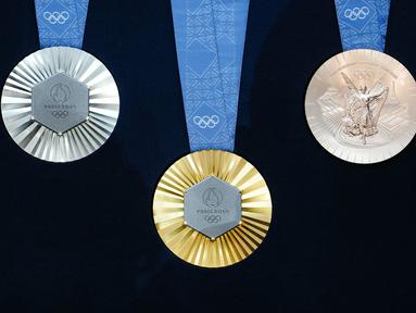 Penampakan medali Olimpiade Paris 2024 saat peresmian medali Olimpiade dan Paralimpiade untuk Olimpiade Paris 2024 yang berlangsung di Paris, Prancis, Kamis (08/02/2024). Pada masing-masing medali disematkan 18 gram logam yang diambil dari Menara Eiffel. (AFP/Dimitar Dilkoff)