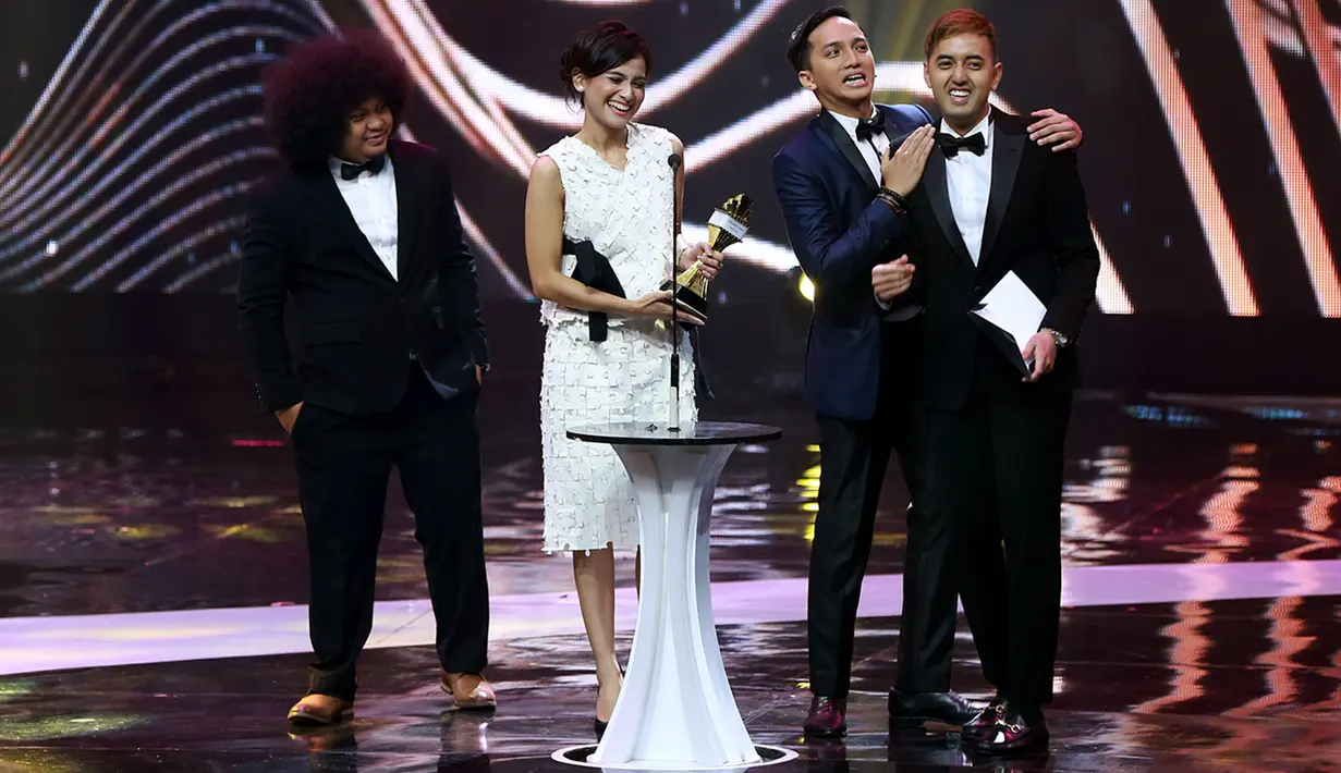 Acha Septriasa mewakili Abimana Aryasatya yang berhalangan hadir. Abimana meraih untuk Kategori Aktor/Aktris Terlaris. (Deki Prayoga/Bintang.com)
