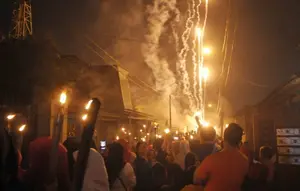 Pawai obor dan kembang air terlihat menerangi malam perayaan tahun baru Islam 1437 Hijriah di Cipinang Muara, Jakarta Timur, Selasa malam (13/10). &copy;2015 Merdeka.com/imam buhori