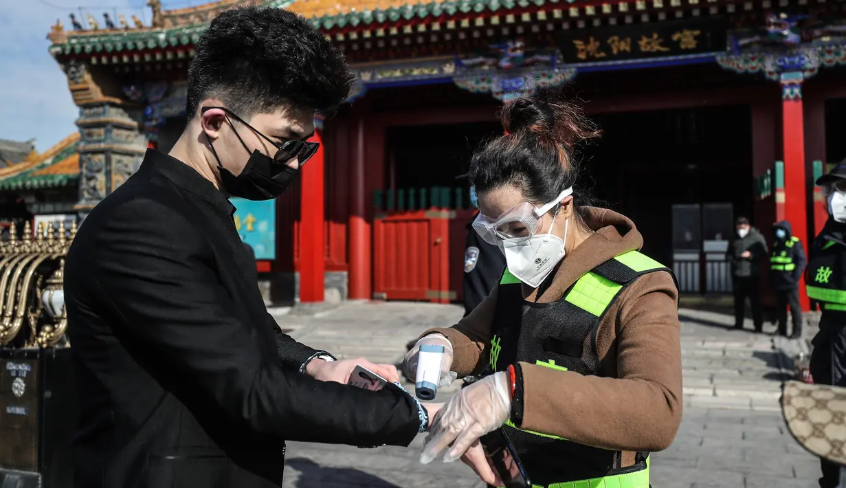 Suhu tubuh orang-orang diperiksa sebelum memasuki Museum Istana Shenyang di Shenyang, ibu kota Provinsi Liaoning, China (17/3/2020). Delapan museum di Shenyang kembali dibuka untuk umum pada Selasa (17/3) dengan mengambil langkah-langkah untuk mencegah penyebaran Covid-19. (Xinhua/Pan Yulong)