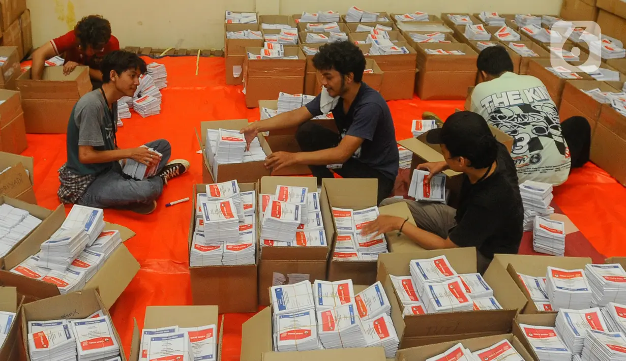 Pekerja melipat surat suara di Gudang Logistik Komisi Pemilihan Umum (KPU) Kota Tangerang Selatan, Banten, Rabu (27/12/2023). Untuk tahap awal, Kantor KPU setempat melipat kertas suara DPRD. (merdeka.com/Arie Basuki)