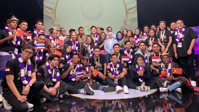 Harsiwi Achmad, Direktur Programming SCM bersama para kontestan Dangdut Academy Asia 6.
