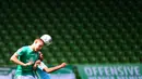 Pemain Werder Bremen,  Maximilian Eggestein, berebut bola dengan pemain Wolfsburg, Jerome Roussillon, pada laga Bundesliga di Weserstadion Minggu (7/6/2020). Werder Bremen takluk 0-1 dari Wolfsburg. (AFP/Patrik Stollarz)