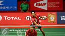 Ganda campuran Indonesia, Tontowi/Liliyana (kanan) mengembalikan bola ke Ko Sung Hyun/Kim Ha Na di Total BWF World Championships 2015 di Istora Senayan, Jakarta, Jumat (14/8/2015). Tontowi/Liliyana unggul 21-8. 21-15. (Liputan6.com/Helmi Fithriansyah)