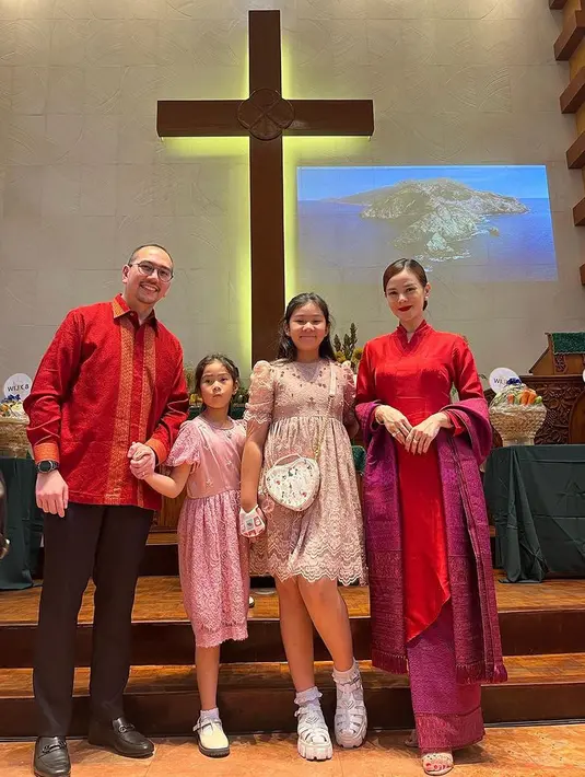 Kebaya merah model janggan seperti Astrid Tiar bisa menginspirasi. Padukan dengan selendang dan kain lilit untuk melengkapi penampilan. [@astridtiar127]