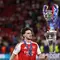 Gelandang Inggris, Declan Rice, berjalan melewati trofi setelah Arsenal kalah dari Paris Saint-Germain pada final Liga Champions, di Puskas Arena, Minggu (31/5/2026) dini hari WIB. (Franck Fife/AFP)