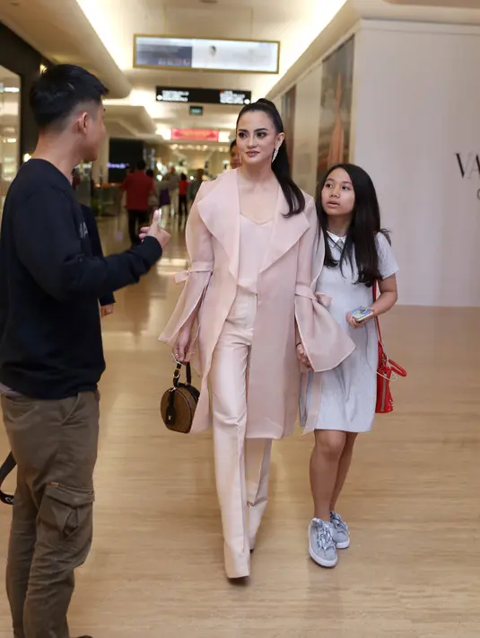 “(Menikah) Ini yang sering ditanyain. Aku tidak mau mendahului takdir Tuhan. Kalau Allah berkehendak masa aku nolak. Tapi untuk saat ini aku tidak mau menikah lagi,” kata Ririn Ekawati di Plaza Indonesia, Jakarta, Jumat (2/2). (Nurwahyunan/Bintang.com)