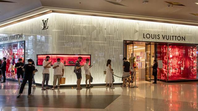 Pengunjung Antri di Mall