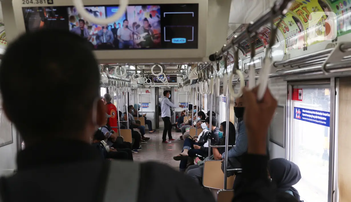 Penumpang berada di dalam kereta Commuterline di Stasiun Tanah Abang, Jakarta, Senin (11/1/2021). KAI Commuter Line masih memberlakukan aturan tambahan pada masa pandemi covid-19 ini. (Liputan6.com/Angga Yuniar)