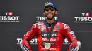 Enea Bastianini berhasil finis pertama dengan catatan waktu 19 menit 49,929 detik usai melahap 10 putaran lomba. (BENJAMIN CREMEL/AFP)