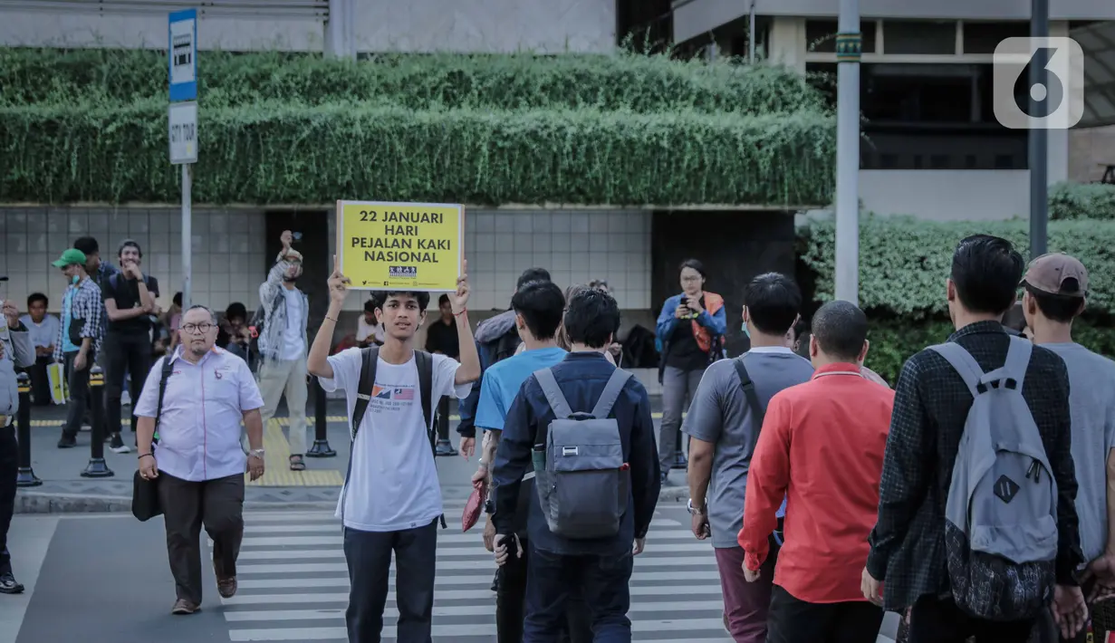 Koalisi Pejalan Kaki saat menggelar aksi di Pelican Cross Thamrin, Jakarta, Rabu (22/1/2020). Aksi tersebut dalam rangka memperingati Hari Pejalan Kaki Nasional pada 22  Januari, serta  mengajak pengendara tertib lalu lintas serta menghormati hak pejalan kaki. (Liputan6.com/Faizal Fanani)