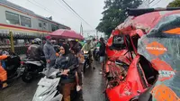 Angkot tertabrak KRL jurusan Bogor-Jakarta, di perlintasan tidak resmi Rawa Indah, Kecamatan Cipayung, Kota Depok. (Istimewa)