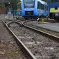 Kereta api bertenaga hidrogen pertama di dunia tiba di stasiun untuk memulai layanan komersial di Bremervoerde, Jerman, 16 September 2018. Kereta hidrogen ini dapat mencapai kecepatan maksimum 140 kilometer per jam. (AFP / Patrik STOLLARZ)