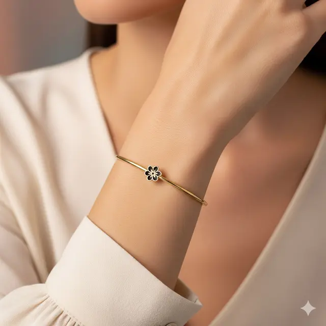 Gelang Minimalis dengan Ukiran Bunga Hitam