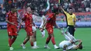 Namun, Macan Kemayoran gagal mempertahankan keunggulan. Tampak dalam foto, pemain Persija melakukan aksi protes kepada wasit saat pertandingan lanjutan BRI Super League 2025/2026 melawan Dewa United Banten FC di Jakarta International Stadium (JIS), Minggu (15/3/2026) malam WIB. (Bola.com/M Iqbal Ichsan)