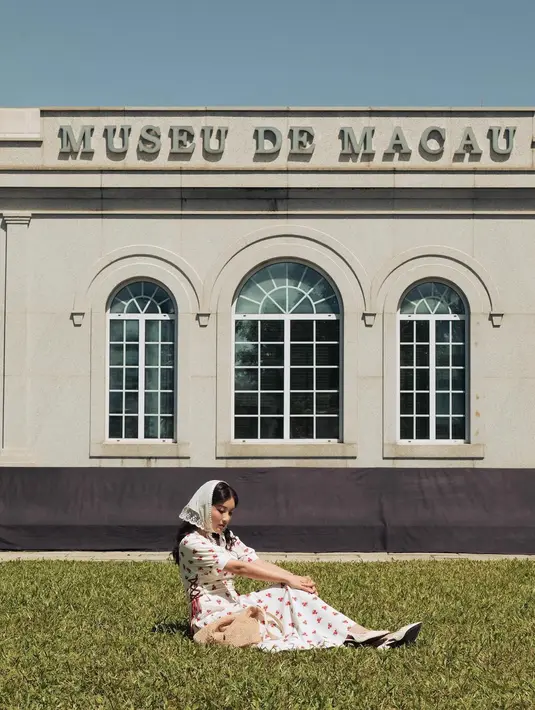 Potret lain memperlihatkan Sarwendah dengan gaya cottage core yang manis. Ia mengenakan maxi dress bermotif nuansa merah-putih, lace bandana, serta pointed heels warna puth senada. . [@sarwendah29].