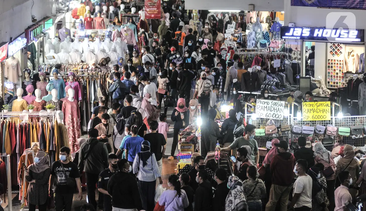 Kerumunan warga saat berkunjung untuk membeli pakaian di Blok A Pasar Tanah Abang, Jakarta, Minggu (2/5/2021). Berbeda pada tahun lalu, kali ini pengunjung Pasar Tanah Abang membeludak drastis jelang Hari Raya Idul Fitri meski masih berada di tengah pandemi Covid-19. (merdeka.com/Iqbal S Nugroho)