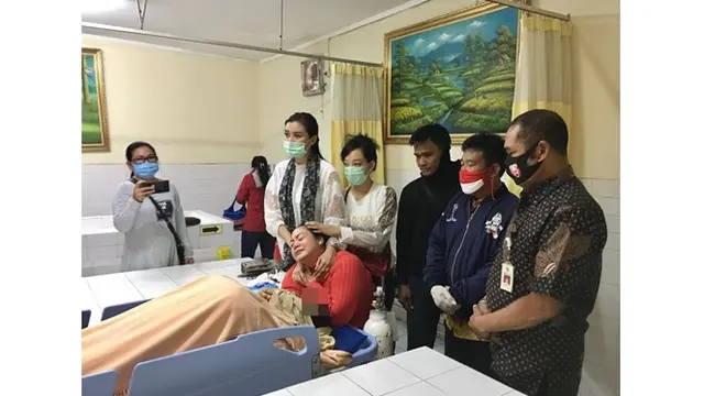 5 Momen Istri Didi Kempot Temani Jenazah Suami, Berusaha Tegar