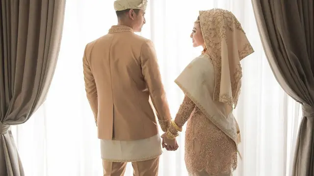 7 Potret Prewedding Ali Syakieb dan Margin Wieheerm, Serasi Pakai Busana Adat