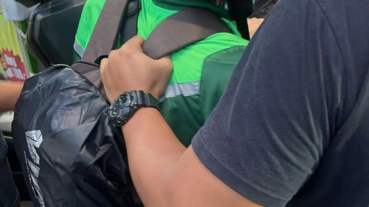 Dittipidnarkoba Bareskrim Polri berhasil menangkap HJL, seorang bandar narkoba yang kesehariannya bekerja sebagai ojek online (ojol). HJL ditangkap saat hendak mengedarkan 10.000 pil ekstasi. (Merdeka.com/Bachtiarudin Alam)