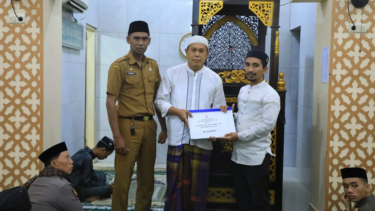 Pemkot Makassar Hibahkan Bantuan ke Beberapa Masjid
