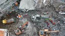 Abdul Muhari juga mengatakan, pihaknya juga mengerahkan satu unit breaker excavator penghancur beton dan dua bucket excavator yang bertugas membersihkan puing material. (Dicky Bisinglasi/AFP)