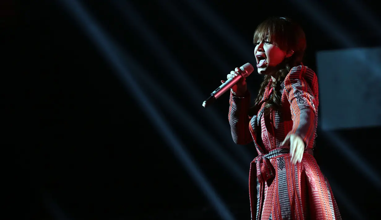 Bukan hanya dari kalangan warga net biasa, namun komentar pujian itu juga datang dari para rekan sesama selebritinya. Robby  Purba pun ikut memuji wanita berdarah Sunda ini, "Wowwwww bagusss amaaaaaaaatt teh," tulisnya. (Deki Prayoga/Bintang.com)