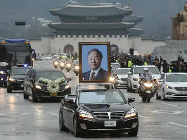 Iring - iringan mobil Jenazah mantan Presiden Korea Selatan Kim Young - sam saat perjalanan menuju pemakaman nasional di Seoul , Korea Selatan, (26/11). Kim Young - sam  meninggal dunia di usia ke-87. (REUTERS/Han Jong - chan)