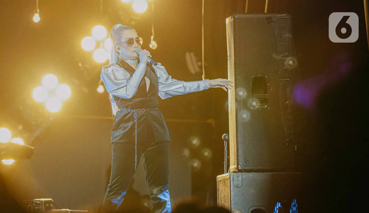 Penyanyi Reza Artamevia tampil menghibur penonton pada hari ketiga BNI Java Jazz Festival 2022 di Jakarta International Expo, Kemayoran, Jakarta Pusat, Minggu (29/5/2022). Reza Artamevia membawakan sejumlah tembang hits miliknya seperti, Berharap Tak Berpisah, Keabadian dan Pertama. (Liputan6.com/Faizal Fanani)